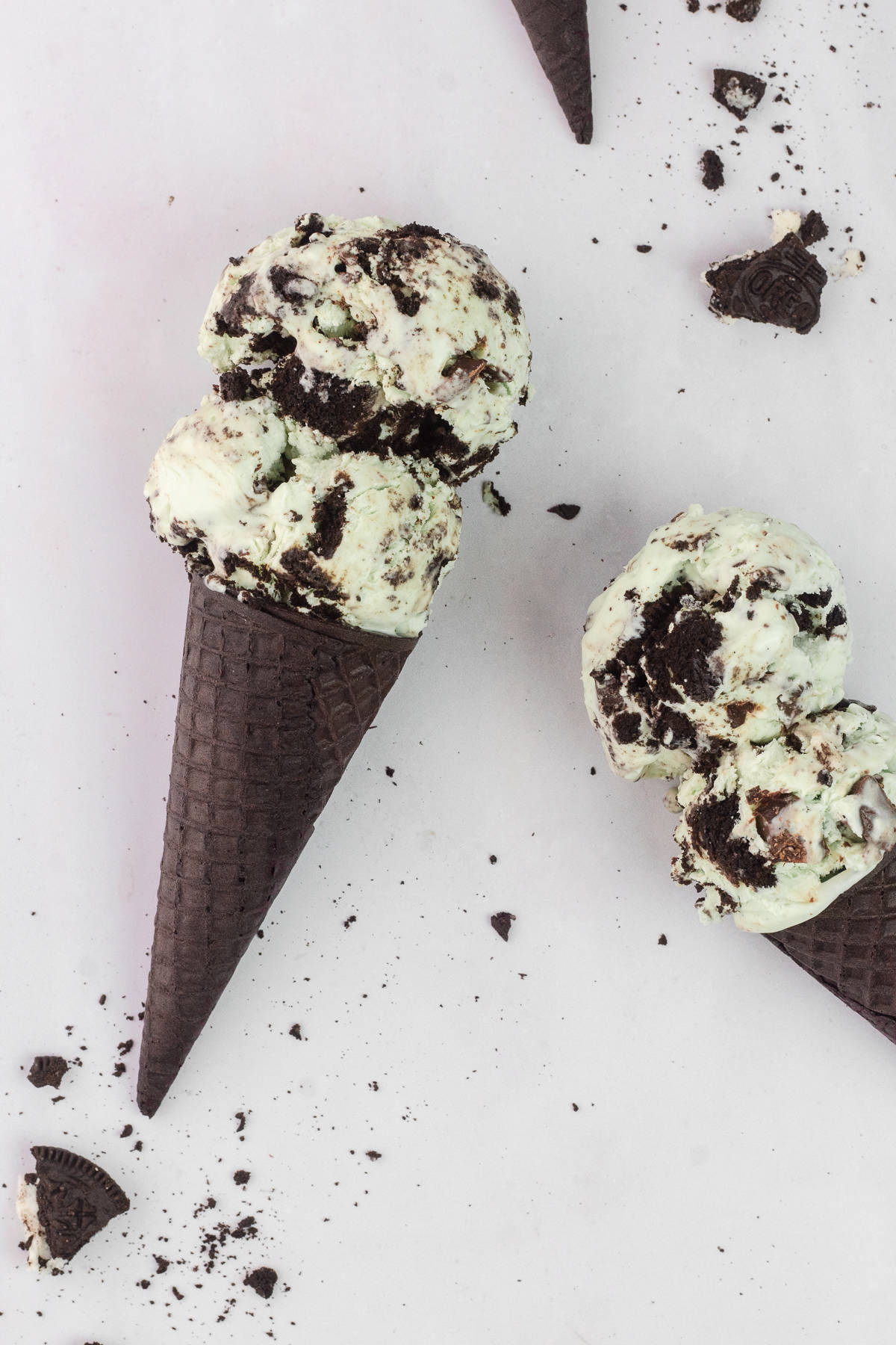 Mint Oreo Ice Cream in two ice cream chocolate sugar cones