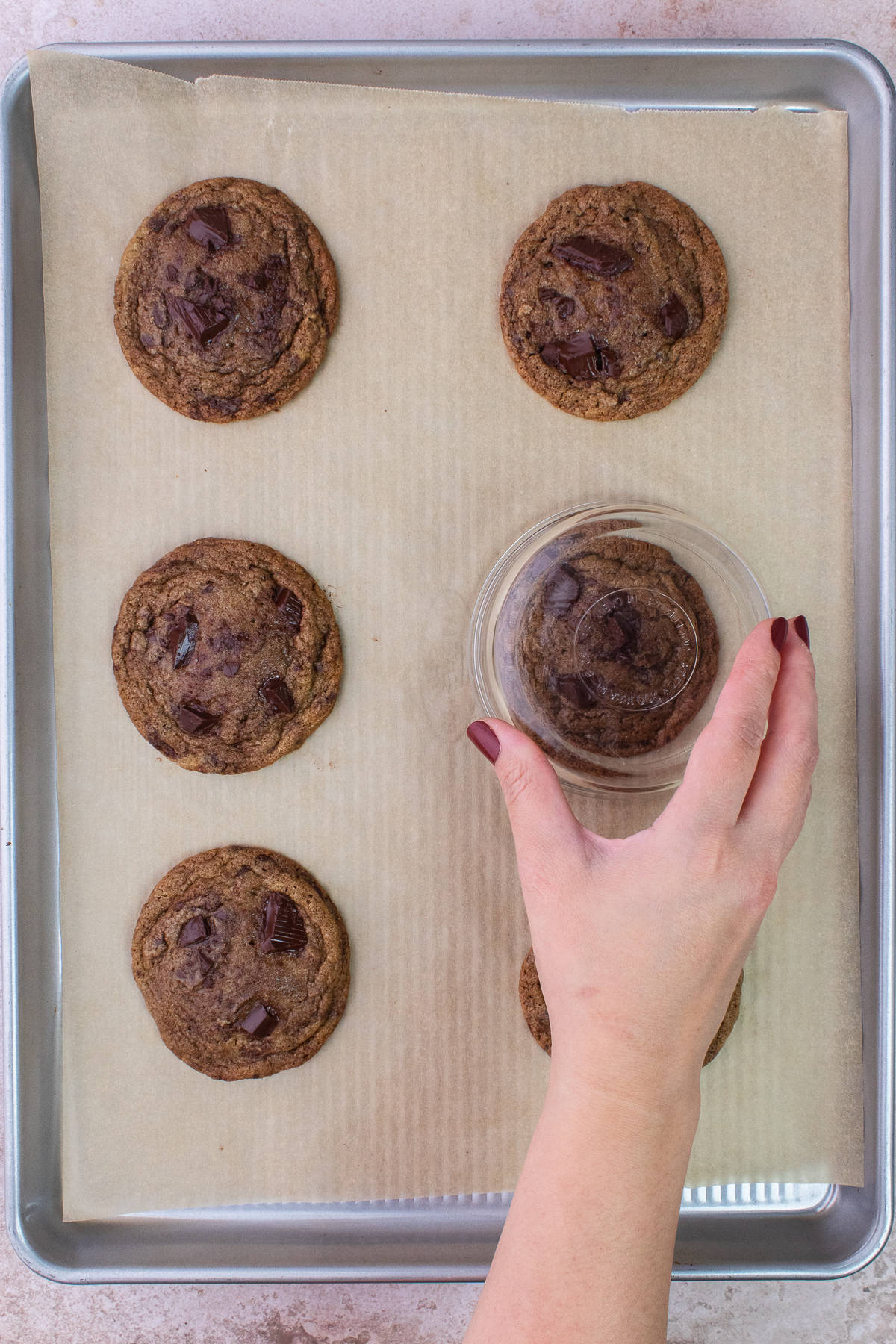 Six baked cookies on cookies sheet