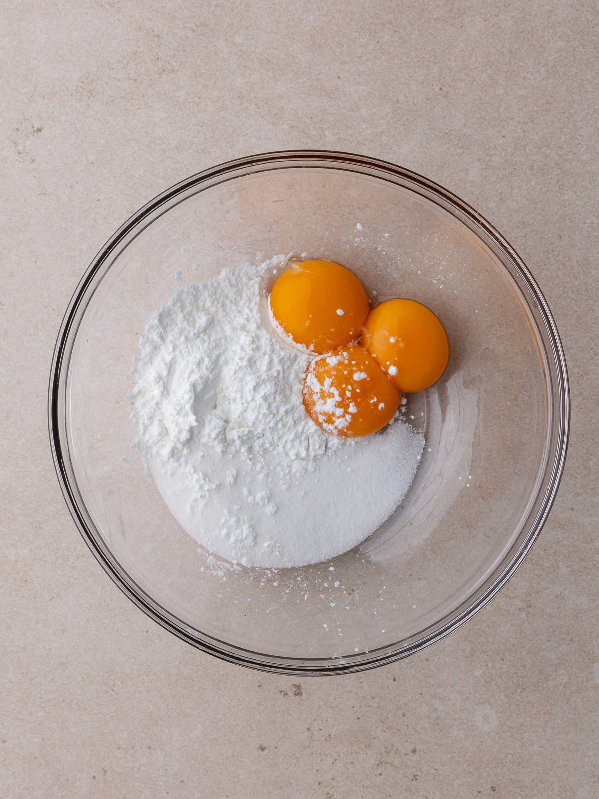 Glass bowl with 3 yolks, cornstarch and sugar