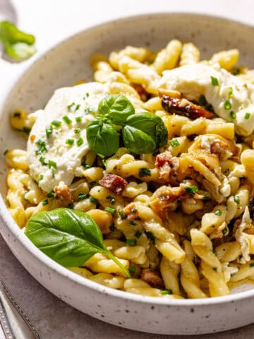 Garlic confit pasta featured image.