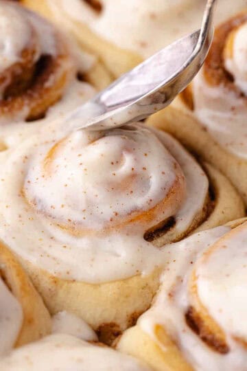 Brown butter cinnamon rolls frosted with brown butter cream cheese frosting featured photo.